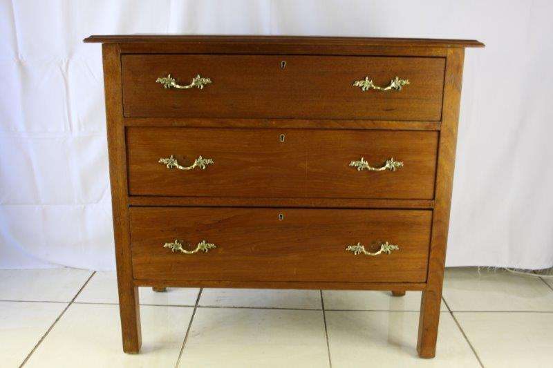 AN EXQUISITE TEAK VINTAGE CHEST OF DRAWERS w 3 LARGE DRAWS & BEAUTIFUL SIMPLE DETAIL!! AWESOME!!!