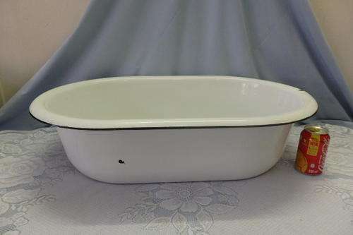 A FANTASTIC "LARGE" VINTAGE ENAMELWARE WHITE AND BLACK BABY BATH/ BASIN WITH A BROAD RIM