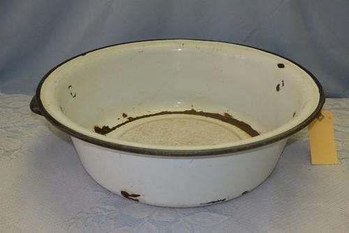 AN AWESOME VINTAGE ENAMELWARE DOUBLE HANDLED ROUND BASIN WITH LOADS OF CHARACTER