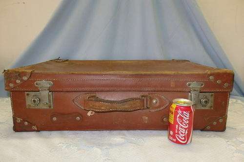 AN INCREDIBLE ORIGINAL VINTAGE/ ANTIQUE BROWN LEATHER (HIDE) SUITCASE WITH DOUBLE LATCHES