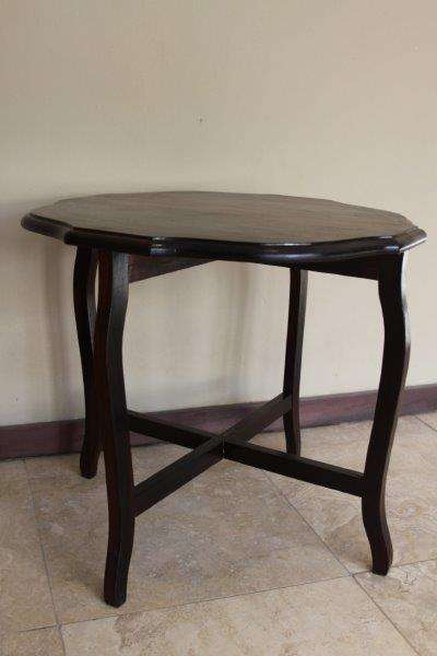 A GORGEOUS SOLID IMBUIA ROUND QUEEN ANNE STYLE OCCASIONAL DISPLAY / COFFEE TABLE IN GREAT CONDITION!