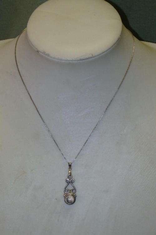 A BEAUTIFUL STERLING SILVER LADIES NECK CHAIN WITH A STERLING SILVER AND MOON STONE PENDANT