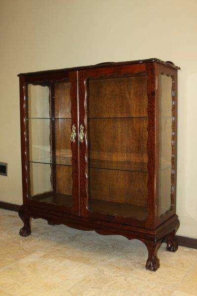AN EXQUISITE ANTIQUE BALL & CLAW IMBUIA & GLASS SHOWCASE WITH FANTASTIC DETAILING!!!