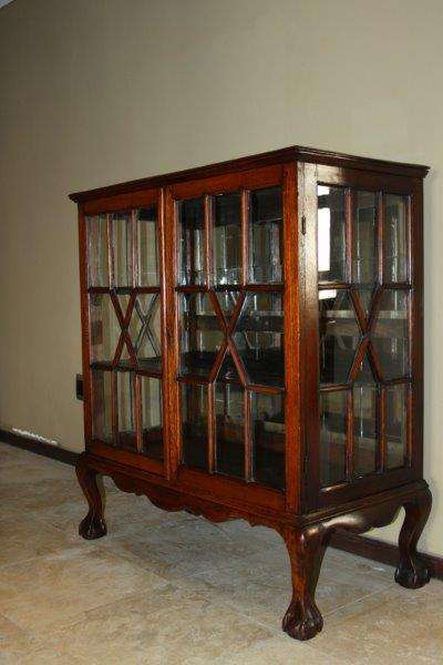 A GORGEOUS ANTIQUE BALL & CLAW DISPLAY SHOWCASE WITH STUNNING DETAILED DOORS & SIDES!!! AWESOME!!!