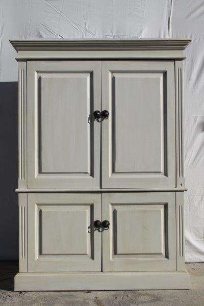 AN EXQUISITE PAINTED TV CABINET / DRINKS CABINET OR PERFECT TO CONVERT AS A STORAGE CUPBOARD!