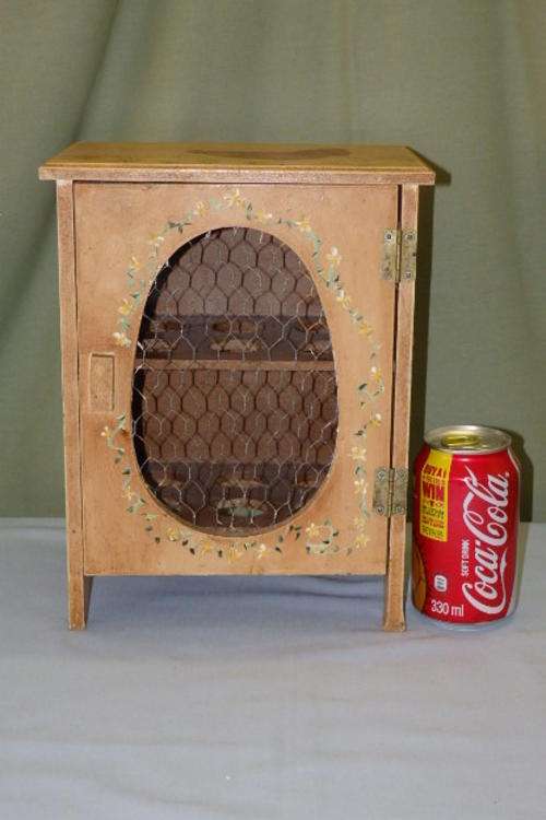 A WONDERFUL WOODEN "CHICKEN COOP" 1 DOZEN EGG HOLDER WITH CHICKENS AND ROOSTER DETAILING