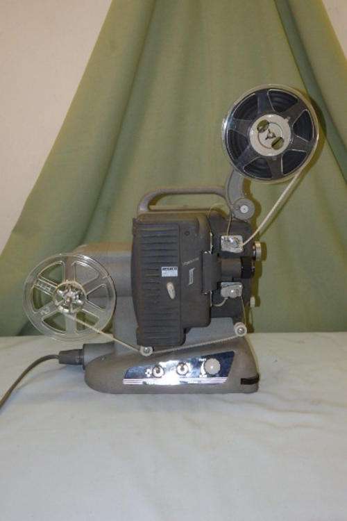 AN AMAZING VINTAGE JAPANESE MADE YASHICA "8" 8mm MOVIE CAMERA WITH TWO REELS IN WORKING ORDER