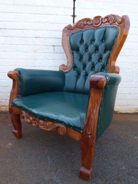 A STUNNING LARGE VINTAGE HAND CARVED CHESTERFIELD STYLE KING CHAIR IN A DEEP GREEN FAUX LEATHER!!!
