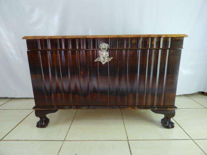 AN ABSOLUTELY STUNNING, BEAUTIFUL VINTAGE BALL & CLAW KIST WITH A STORAGE TRAY, FANTASTIC CONDITION!