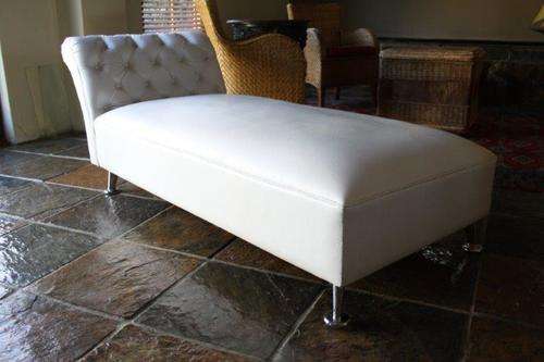 A GORGEOUS VINTAGE "CHESTERFIELD STYLE" CHAISE LOUNGER / DAY BED IN FAIR CONDITION!