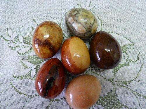 A STUNNING COLLECTION OF ITALIAN POLISHED STONE EGGS INCL PETRIFIED WOOD AND STONE. BEAUTIFUL!!!