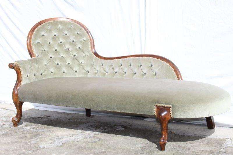 WOW! A MAGNIFICENT CARVED WALNUT VICTORIAN CHAISE LOUNGER IN PRISTINE CONDITION! WOW!