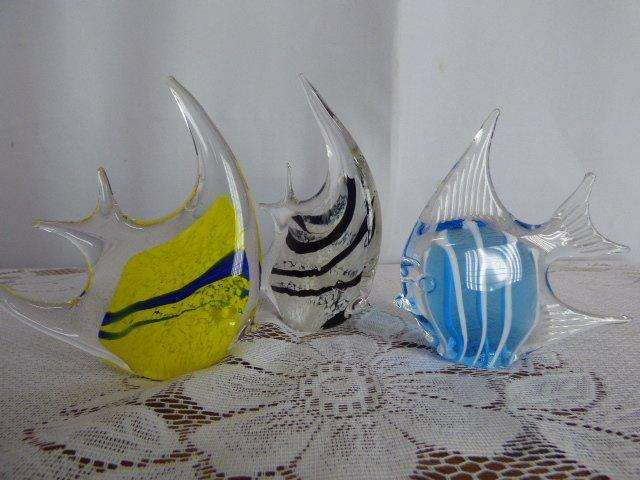 3 VERY PRETTY BRIGHTLY COLOURED GLASS FISH, STUNNING IN A BATHROOM OR AROUND YOUR FISH TANKS.
