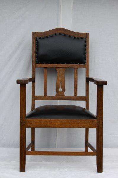 A MAGNIFICENT VINTAGE SOLID TEAK CHAIR WITH BLACK LEATHER UPHOLSTERY IN EXCELLENT CONDITION!