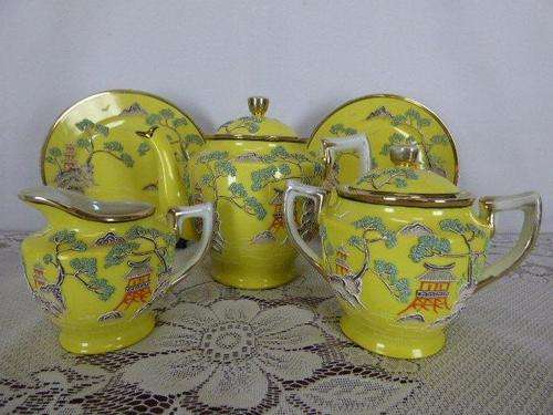 A BEAUTIFUL ORIENTAL SET OF A TEA POT/MILK JUG /SUGAR BOWL WITH FINE ELEGANTLY PAINTED DECORATION!