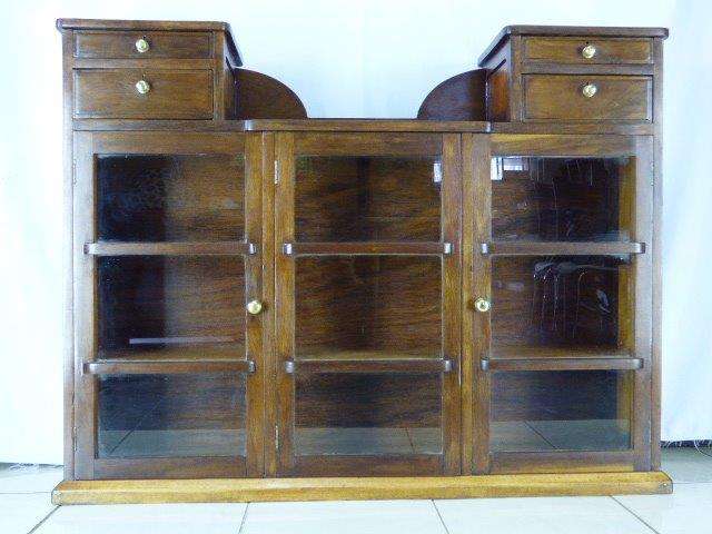 A MAGNIFICENT OREGAN PINE SHOWCASE DISPLAY DRESSER WITH CHARACTER! LOADS OF SPACE & 4 DRAWS AWESOME!