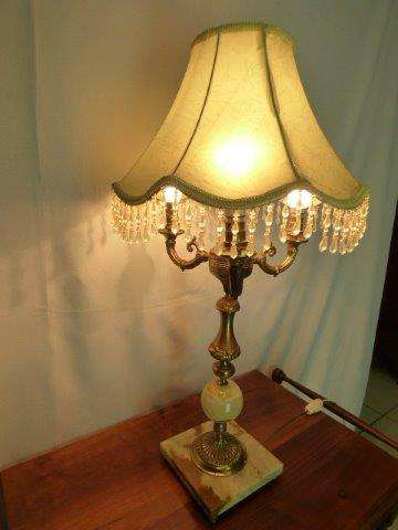 AN EXQUISITE, BEAUTIFUL MARBLE & BRASS TABLE LAMP WITH A STUNNING SHADE, IN GREAT CONDITION! WORKS!