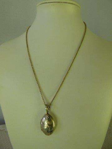 A STUNNING STERLING SILVER CHAIN WITH A BEAUTIFUL LOCKET FOR PHOTOS. VERY PRETTY