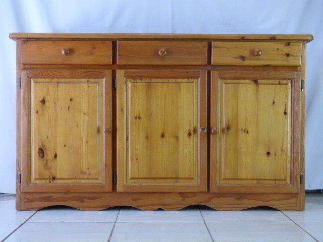 AN UNQUESTIONABLY BEAUTIFUL OREGAN PINE SIDE SERVER WITH 3 DRAWS AND LOADS OF SPACE INSIDE!!
