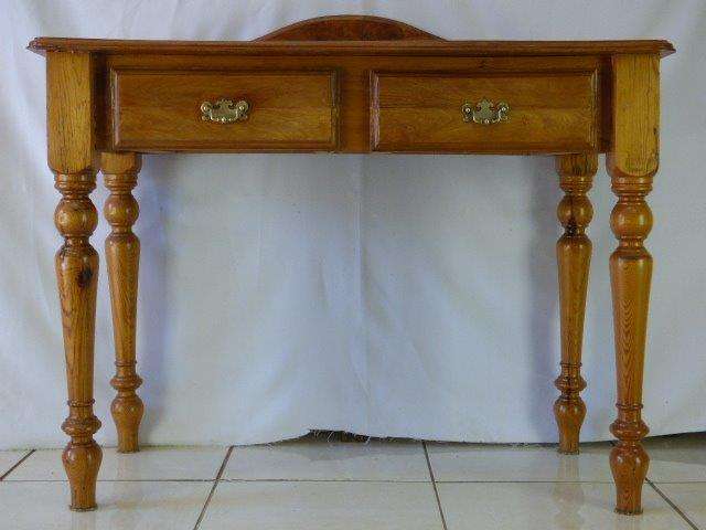 A GORGEOUS OREGAN PINE DRESSER WITH 2 DRAWS AND LOADS OF CHARM. VERY PRETTY TURNED LEGS!!