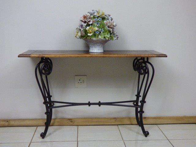 A BEAUTIFUL, ELEGANT AND STYLISH SOLID OAK & WROUGHT IRON OCCASIONAL/DISPLAY TABLE. STUNNING!!