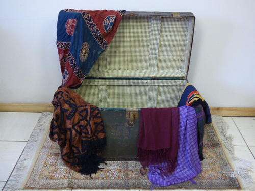 A STUNNING LARGE VINTAGE TRAVEL TRUNK, LOADS OF STORAGE SPACE OR A PERFECT RUSTIC COFFEE TABLE