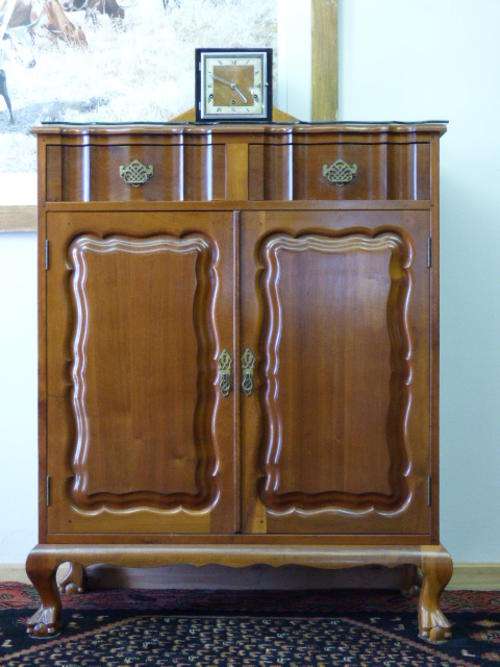 A MAGNIFICENT ANTIQUE DETAILED BALL & CLAW OCCASIONAL CABINET/SHOWCASE IN STUNNING CONDITION!!