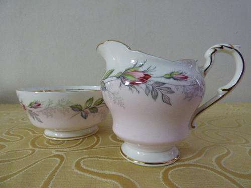 A FABULOUS & VERY ELEGANT PARAGON *BRIDAL ROSE PATTERN* MILK JUG & SUGAR BOWL SET - BEAUTIFUL