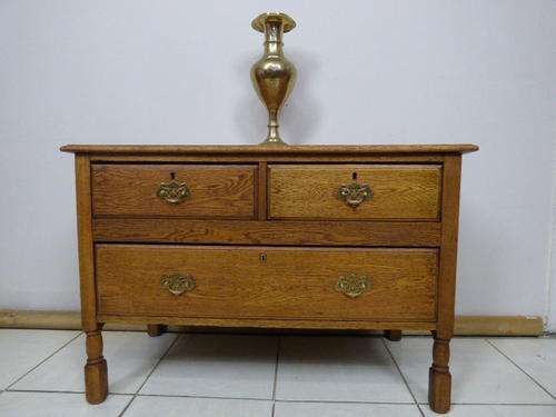 A LOVELY AND STYLISH VINTAGE OAK CHEST OF 3 DRAWS. BEAUTIFUL IN ANY ROOM!!