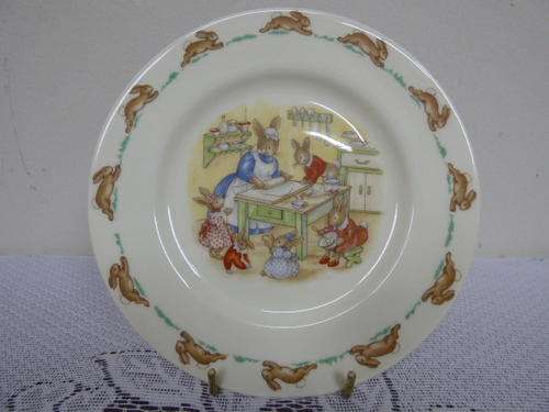 A DELIGHTFUL RARE VINTAGE ROYAL DOULTON BUNNYKINS PLATE. ALBION SHAPE. STUNNING!