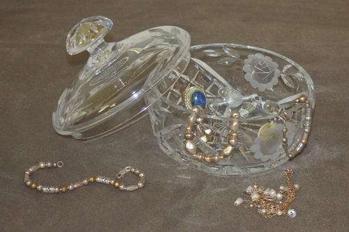 A BEAUTIFUL "LEAD" CUT-CRYSTAL LIDDED TRINKET BOWL WITH A STUNNING ROSE CUT DESIGN