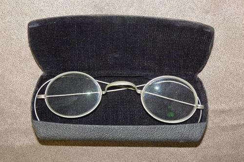 AN AMAZING PAIR OF VINTAGE "WIRE" FRAMED SPECTACLES/ GLASSES IN ITS ORIGINAL HARD CASE