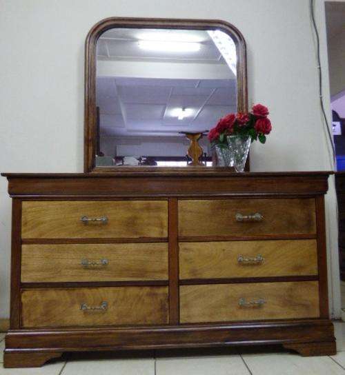 A GORGEOUS DRESSER WITH 6 LARGE DRAWS AND A LOVELY LARGE MIRROR. VERY PRETTY!!