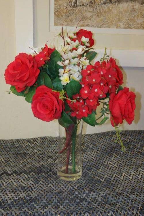 A BEAUTIFUL TALL CRYSTAL FLOWER VASE WITH NICE CLEAN-CUT LINES IN AWESOME CONDITION