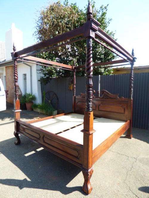 A SPECTACULAR "CHIPPENDALE" SUPER KING SOLID MAHOGANY HAND CARVED FOUR POSTER CANOPY BED!!! WOW!!!