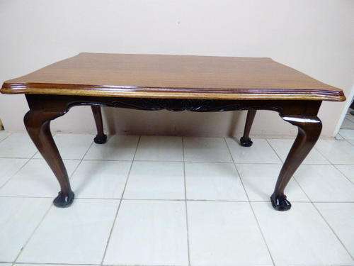 WOW! A STUNNING BALL & CLAW SEATER 4- 6 DINING ROOM TABLE, PERFECT FOR SMALLER DINING ROOM!!