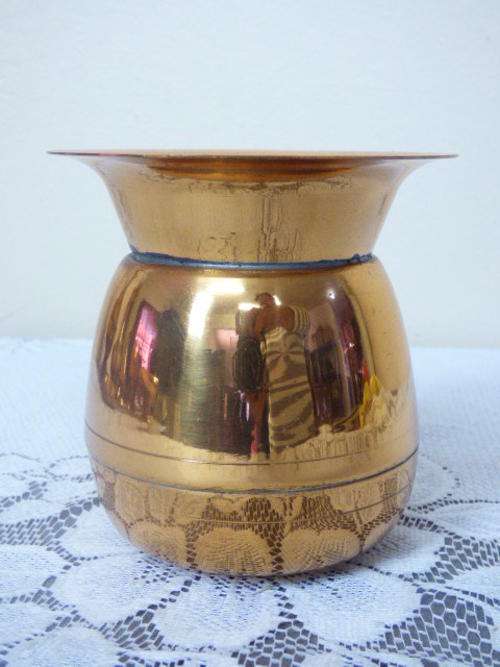 A GORGEOUS VINTAGE SOLID COPPER VASE. BEAUTIFUL AS A CENTRE PIECE ON DISPLAY!!