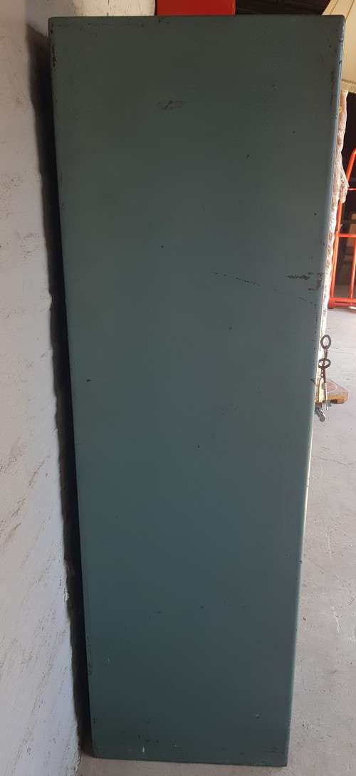 An awesome `SA Safe` rifle safe with keys - rifle and hand guns