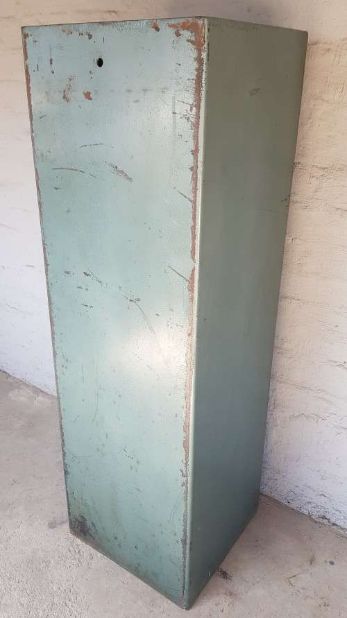 An awesome `SA Safe` rifle safe with keys - rifle and hand guns