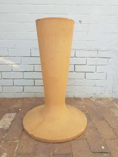 A beautiful concrete free standingbird bath. Stunning in a garden!