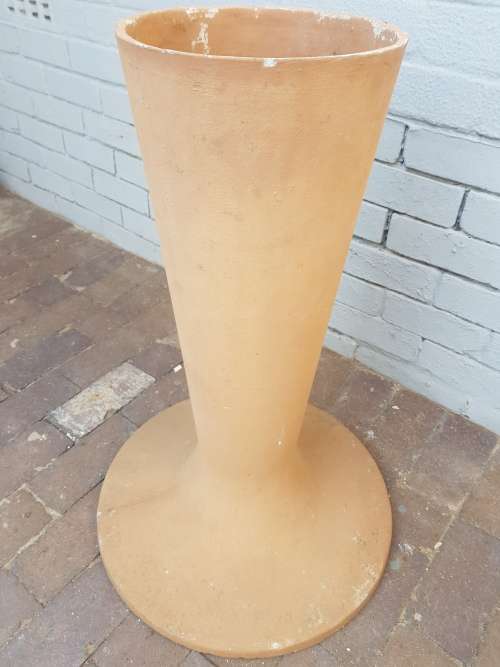 A beautiful concrete free standingbird bath. Stunning in a garden!