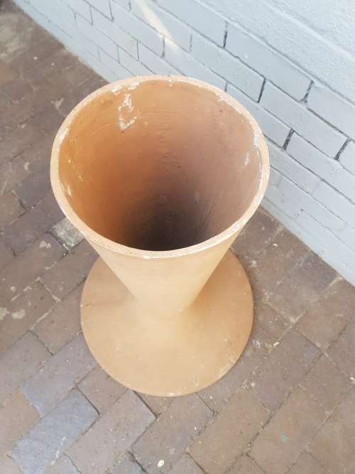 A beautiful concrete free standingbird bath. Stunning in a garden!