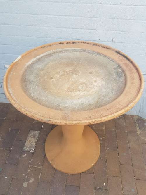 A beautiful concrete free standingbird bath. Stunning in a garden!