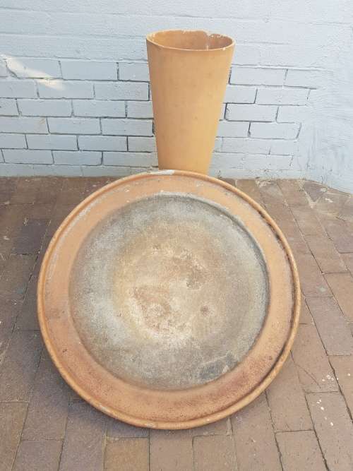 A beautiful concrete free standingbird bath. Stunning in a garden!