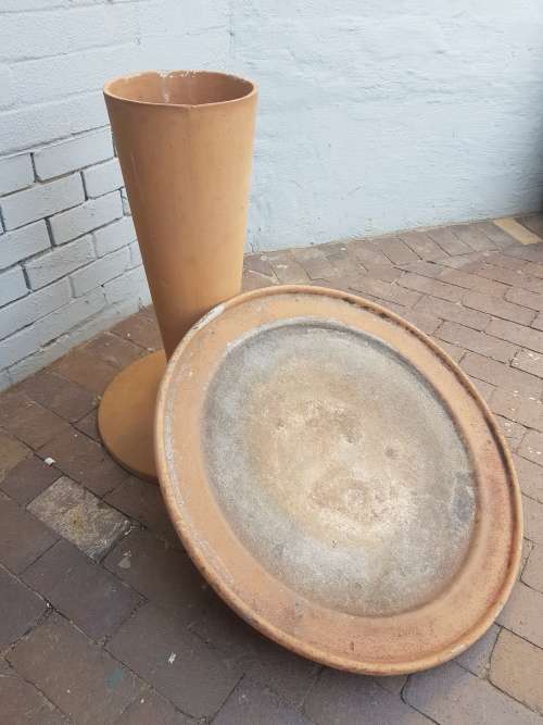 A beautiful concrete free standingbird bath. Stunning in a garden!