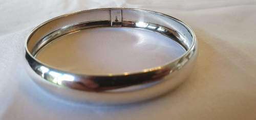A stunning hand made Mexican 1.2cm-broad sterling silver (925) ladies bangle in great condition