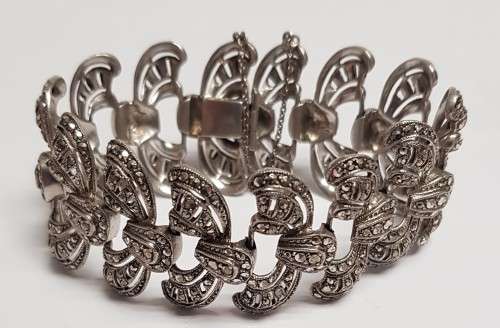 A gorgeous vintage silver metal bracelet with marcasite stones