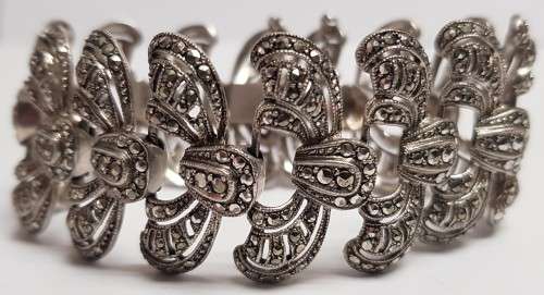 A gorgeous vintage silver metal bracelet with marcasite stones