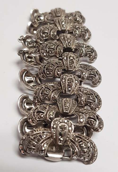 A gorgeous vintage silver metal bracelet with marcasite stones