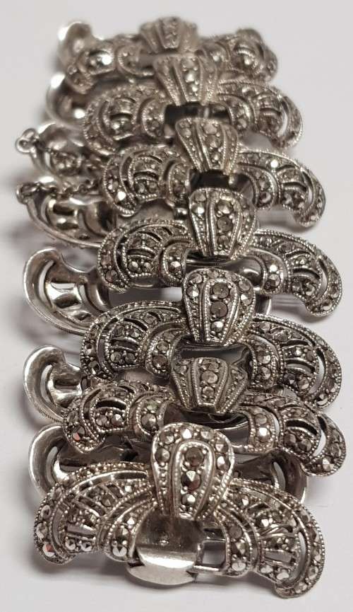 A gorgeous vintage silver metal bracelet with marcasite stones